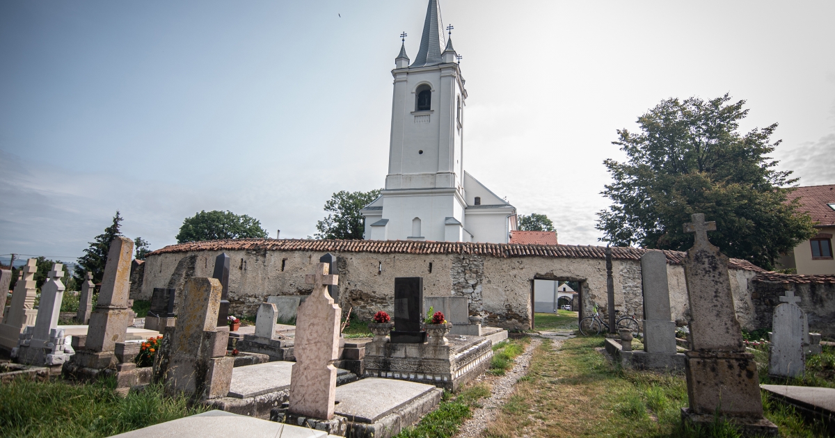 Tatarozzák a csíkszentmártoni templom cinteremfalát